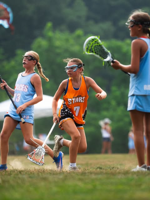 Player #7 cutting past a defender